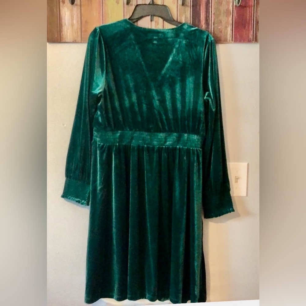Briggs Long Sleeve Green Velvet V-Neck Midi Dress - Picture 3 of 7